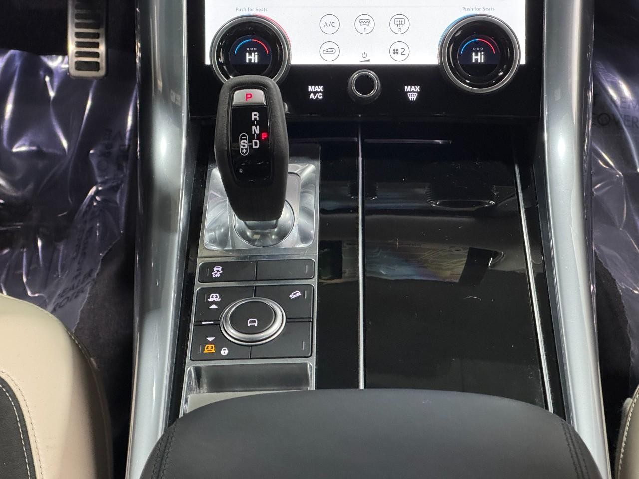 Land Rover Range Rover Sport Vehicle Full-screen Gallery Image 17