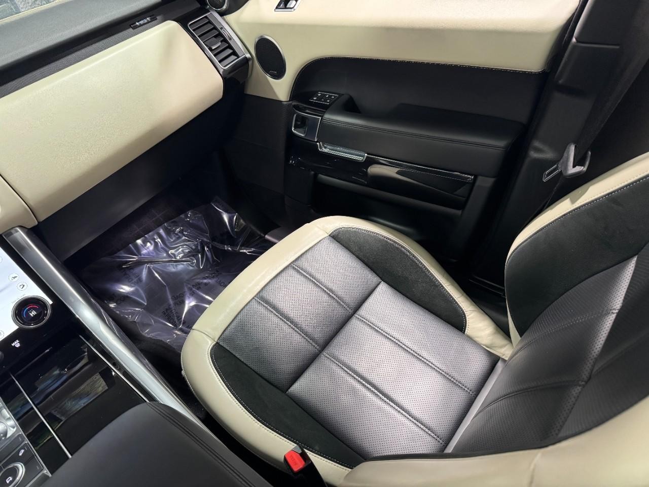 Land Rover Range Rover Sport Vehicle Full-screen Gallery Image 18