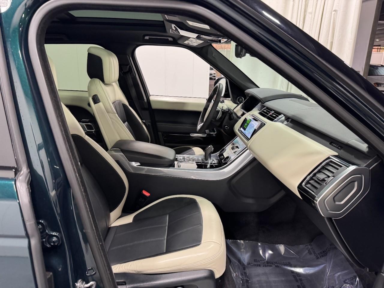 Land Rover Range Rover Sport Vehicle Full-screen Gallery Image 19