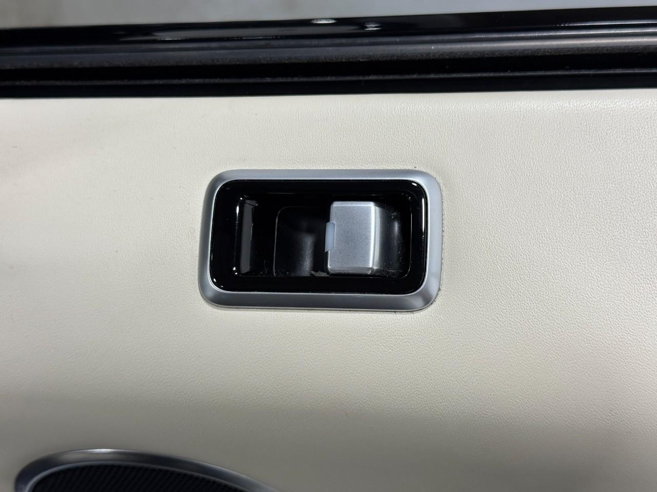 Land Rover Range Rover Sport Vehicle Full-screen Gallery Image 22