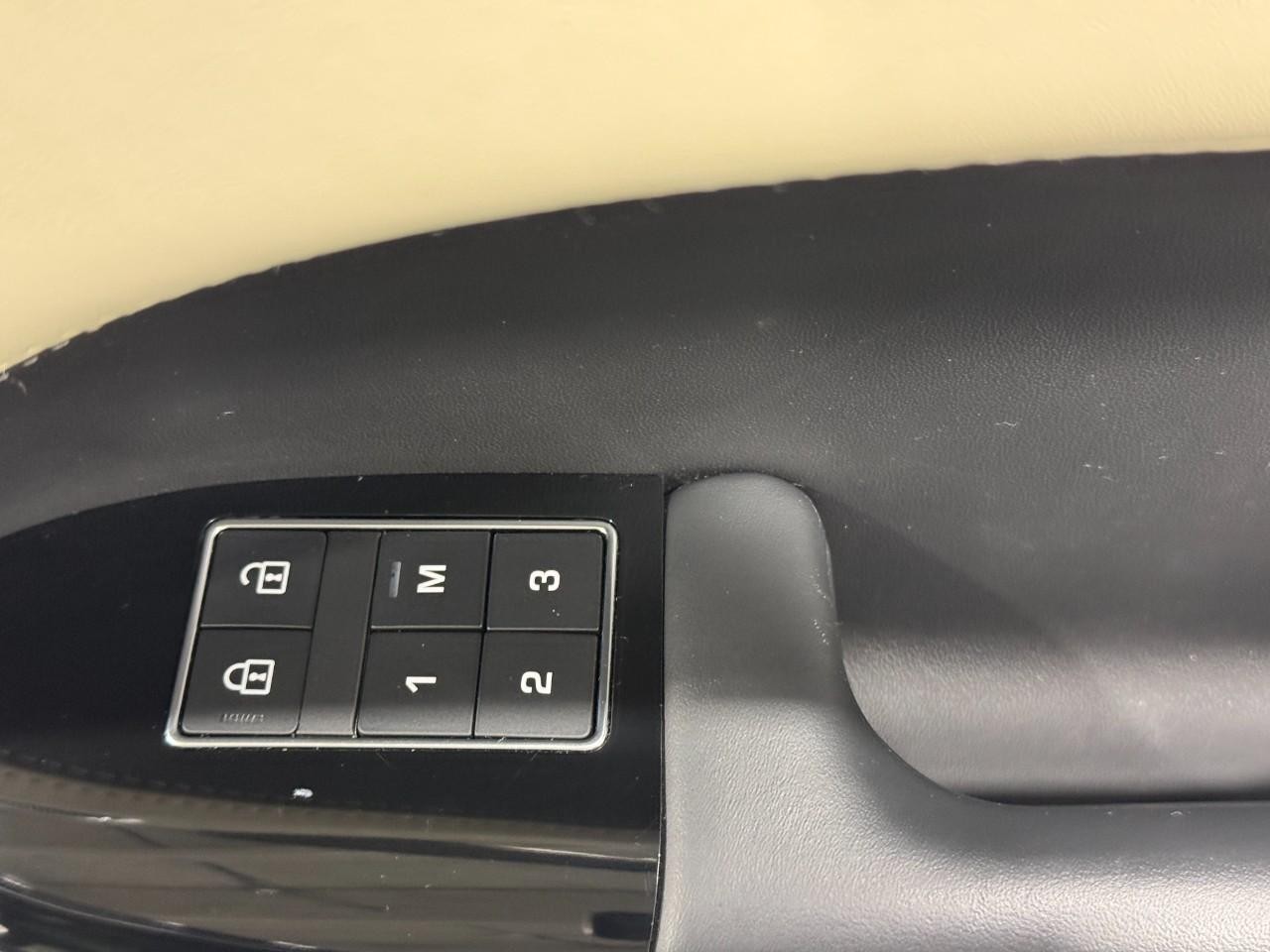 Land Rover Range Rover Sport Vehicle Full-screen Gallery Image 23