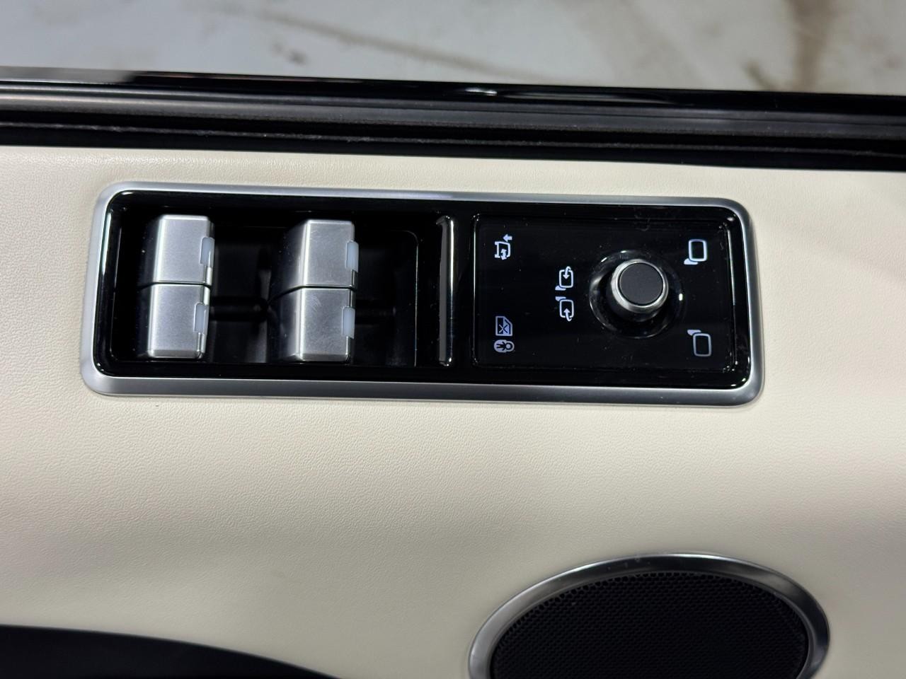 Land Rover Range Rover Sport Vehicle Full-screen Gallery Image 24