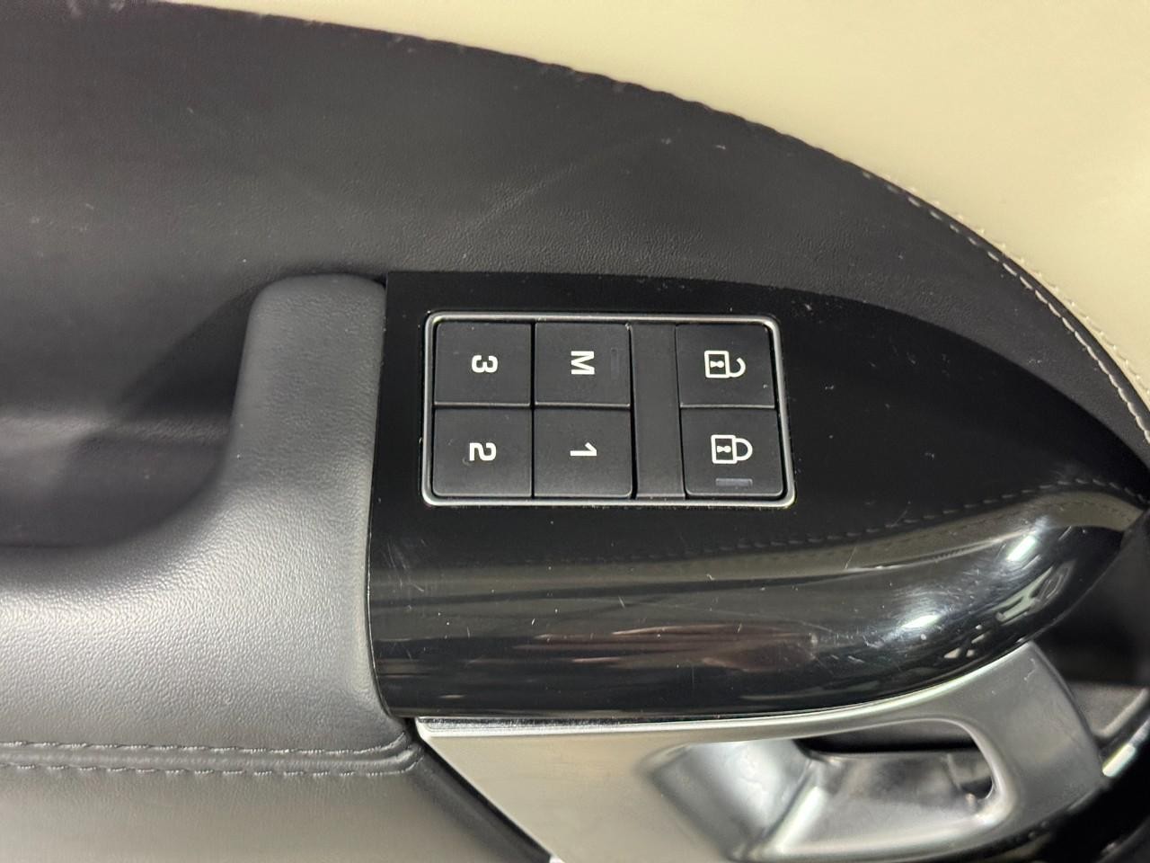 Land Rover Range Rover Sport Vehicle Full-screen Gallery Image 26