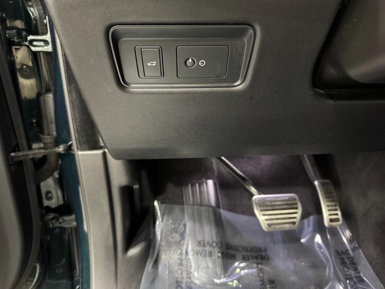 Land Rover Range Rover Sport Vehicle Full-screen Gallery Image 31