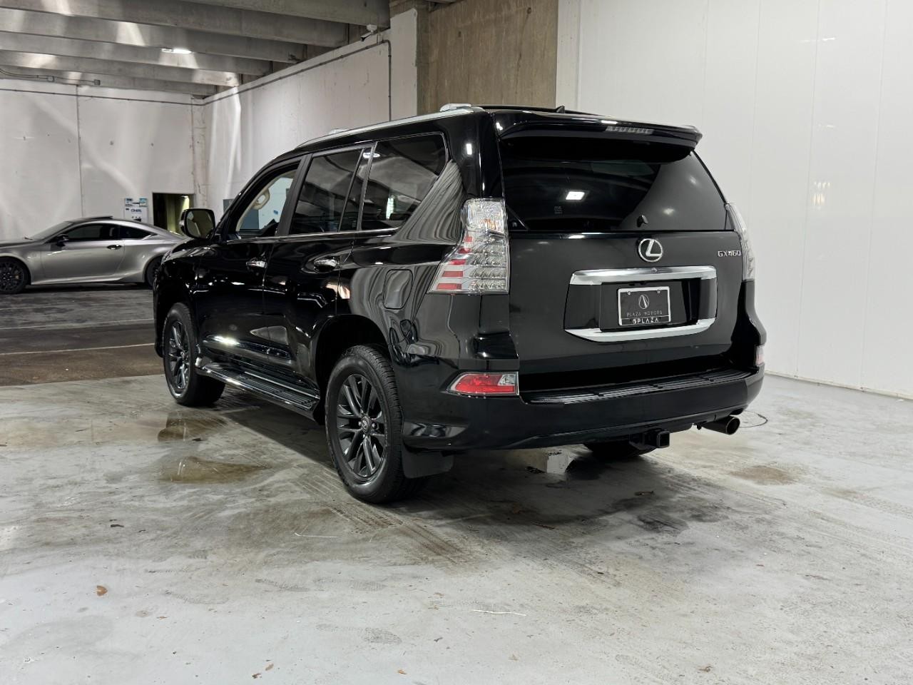 Lexus GX Vehicle Full-screen Gallery Image 3