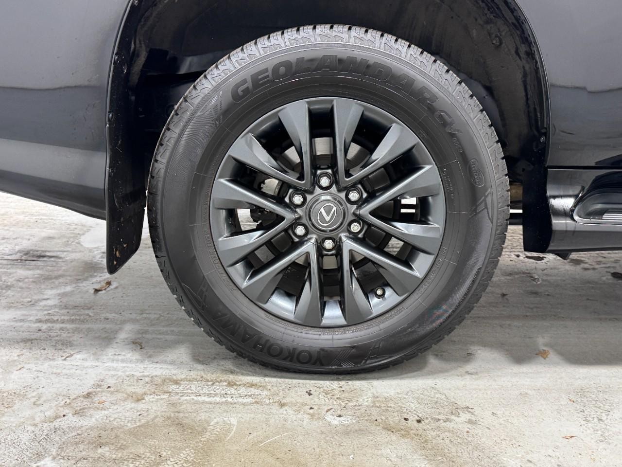 Lexus GX Vehicle Full-screen Gallery Image 5