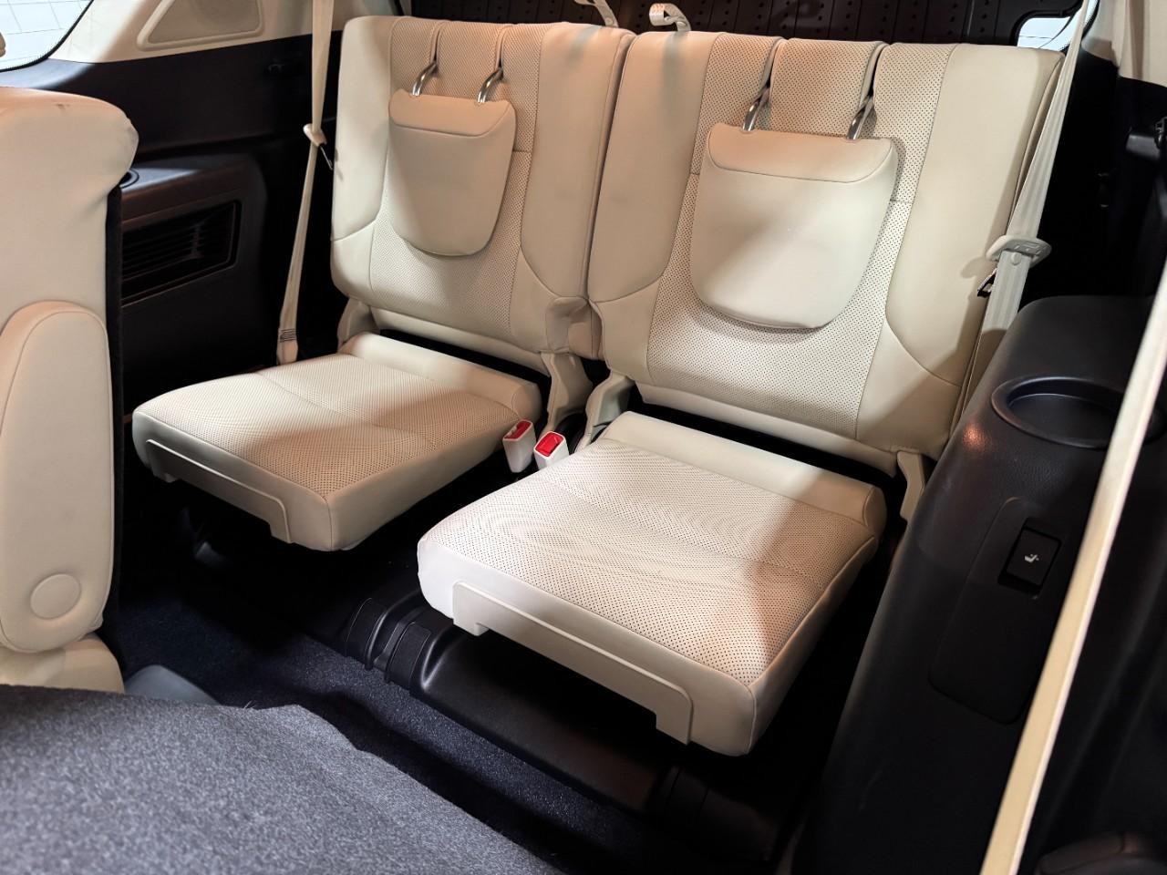 Lexus GX Vehicle Full-screen Gallery Image 8