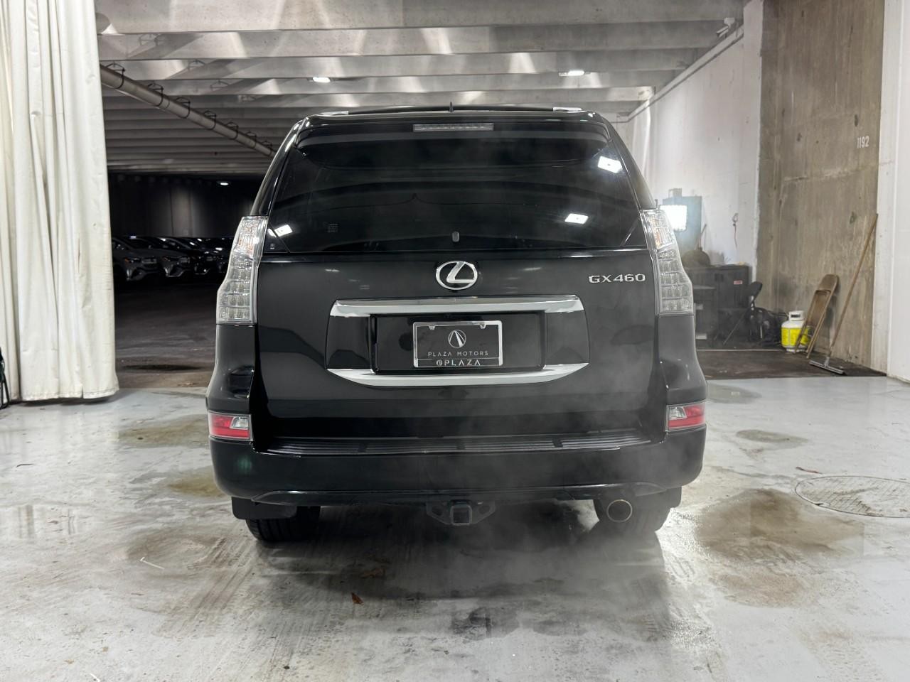 Lexus GX Vehicle Full-screen Gallery Image 10