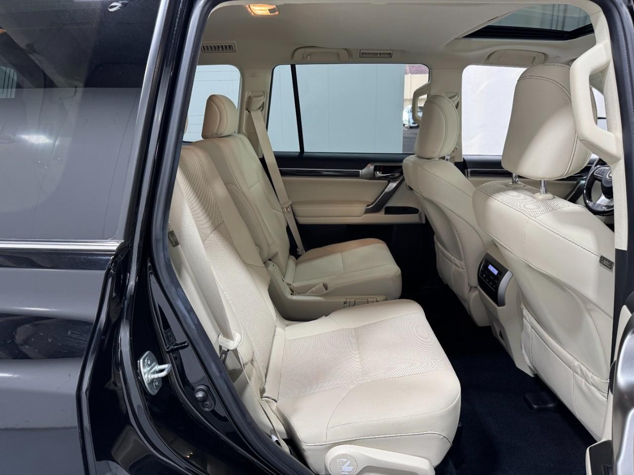 Lexus GX Vehicle Full-screen Gallery Image 12