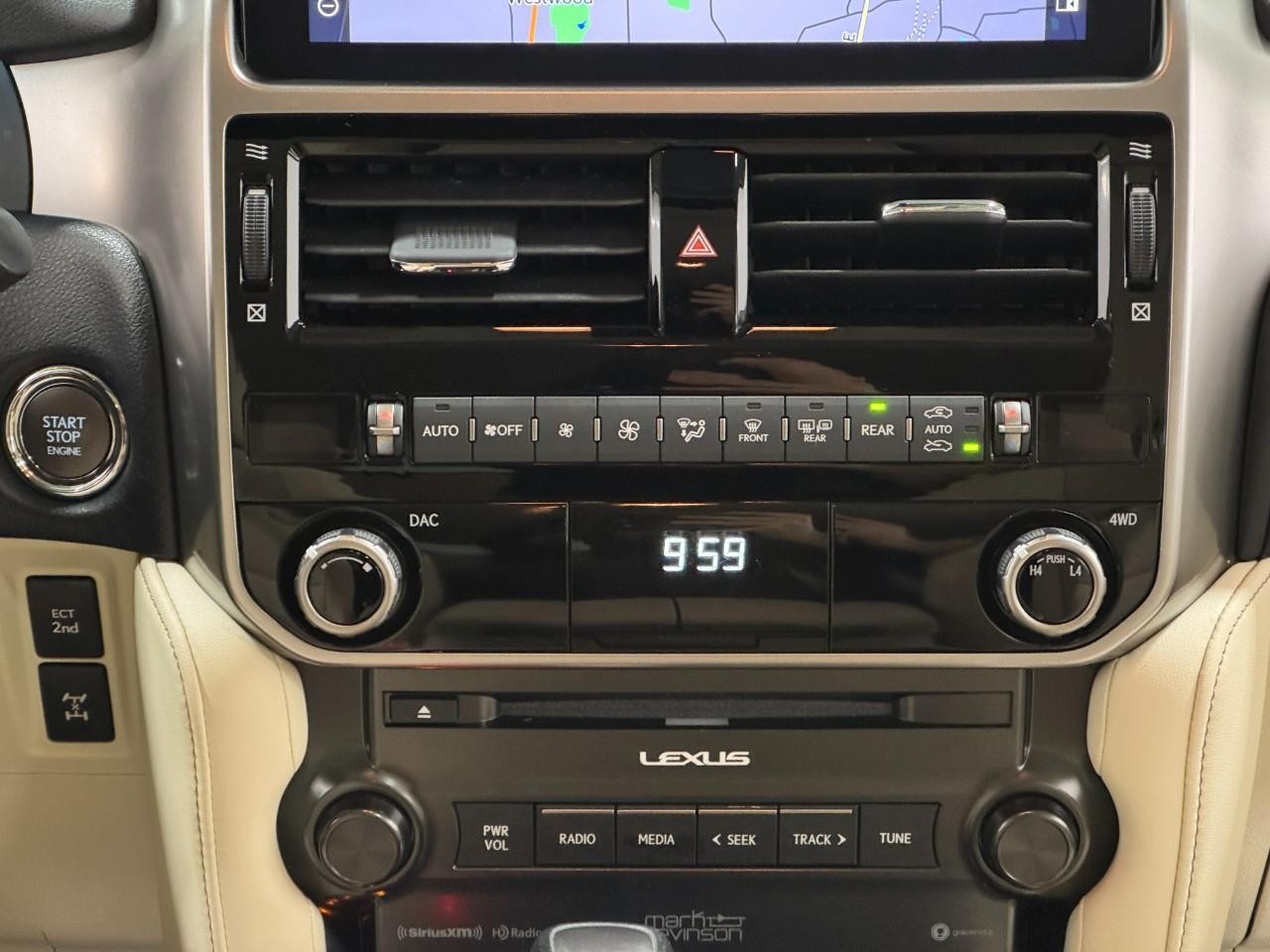 Lexus GX Vehicle Full-screen Gallery Image 18