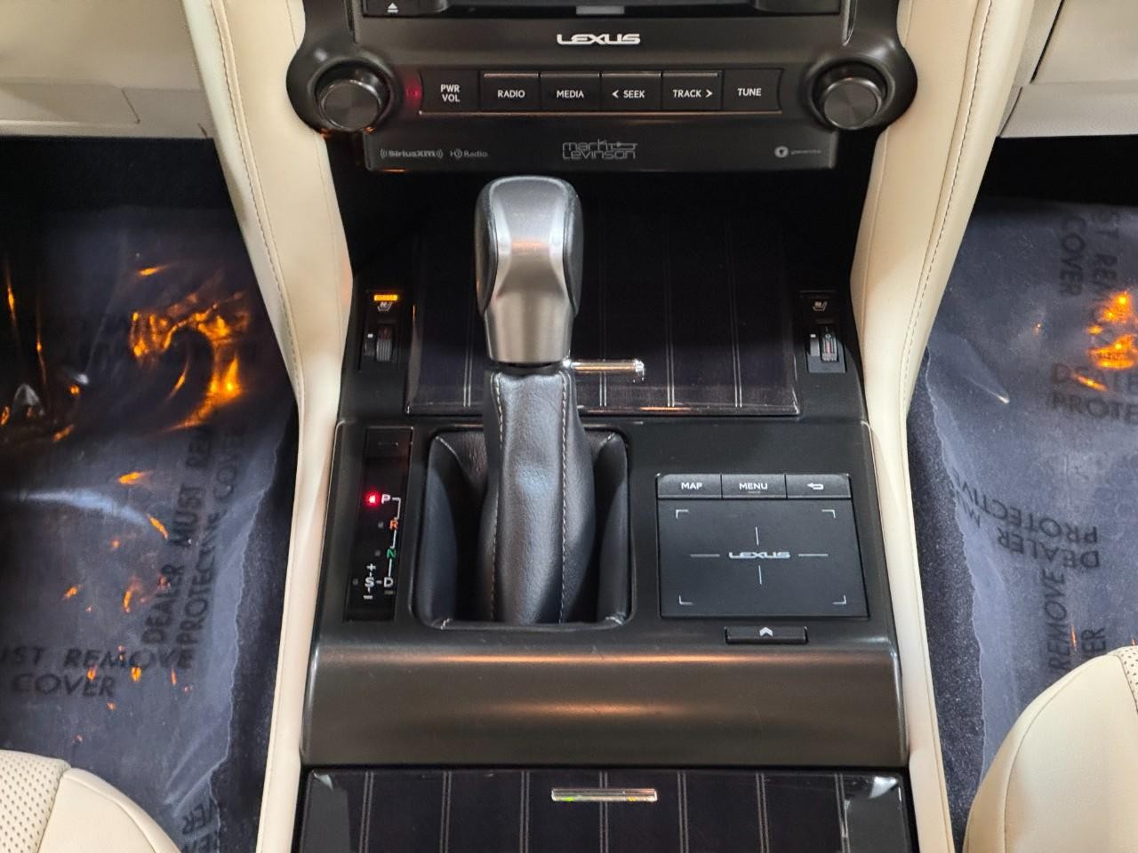 Lexus GX Vehicle Full-screen Gallery Image 19