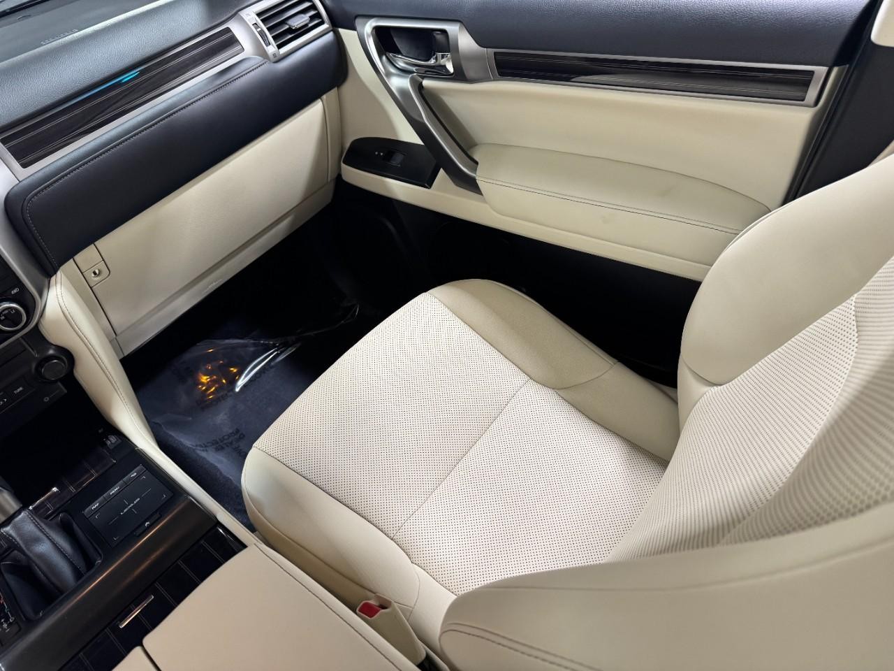 Lexus GX Vehicle Full-screen Gallery Image 20