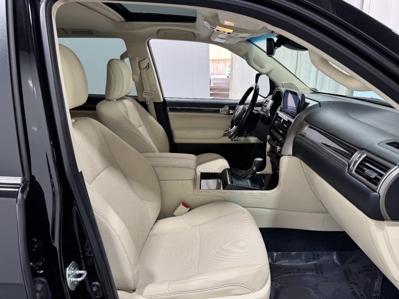 Lexus GX Vehicle Full-screen Gallery Image 21