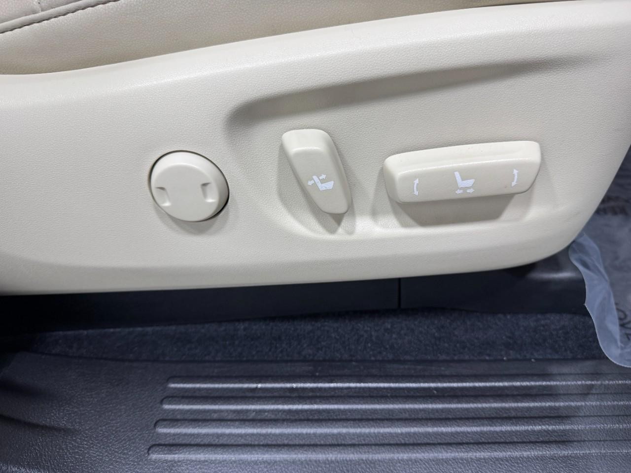 Lexus GX Vehicle Full-screen Gallery Image 23