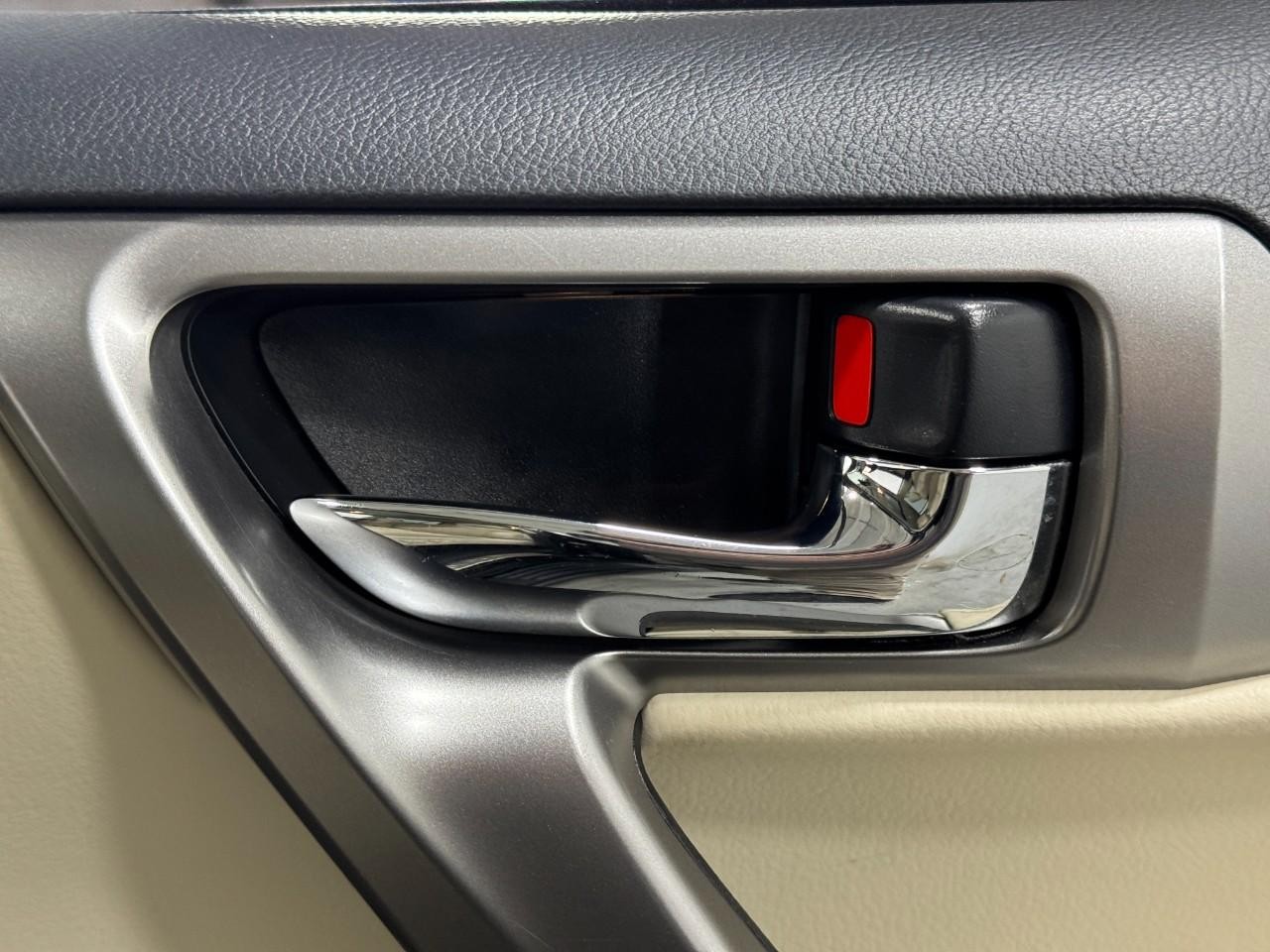 Lexus GX Vehicle Full-screen Gallery Image 24