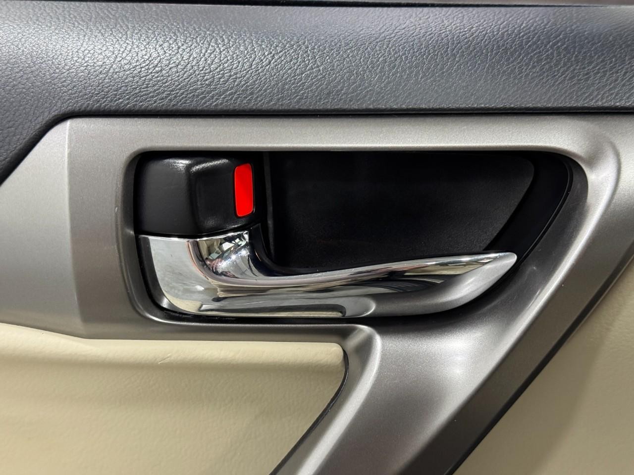 Lexus GX Vehicle Full-screen Gallery Image 26