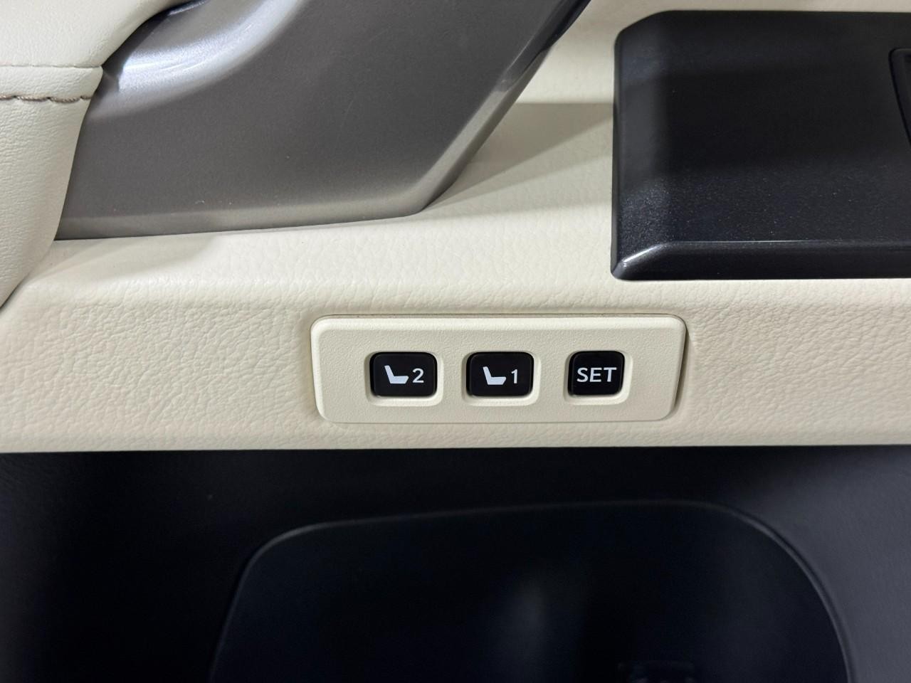 Lexus GX Vehicle Full-screen Gallery Image 28