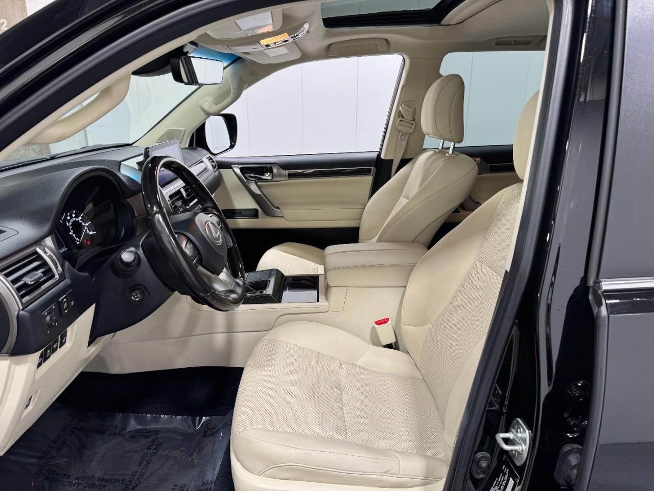 Lexus GX Vehicle Full-screen Gallery Image 29