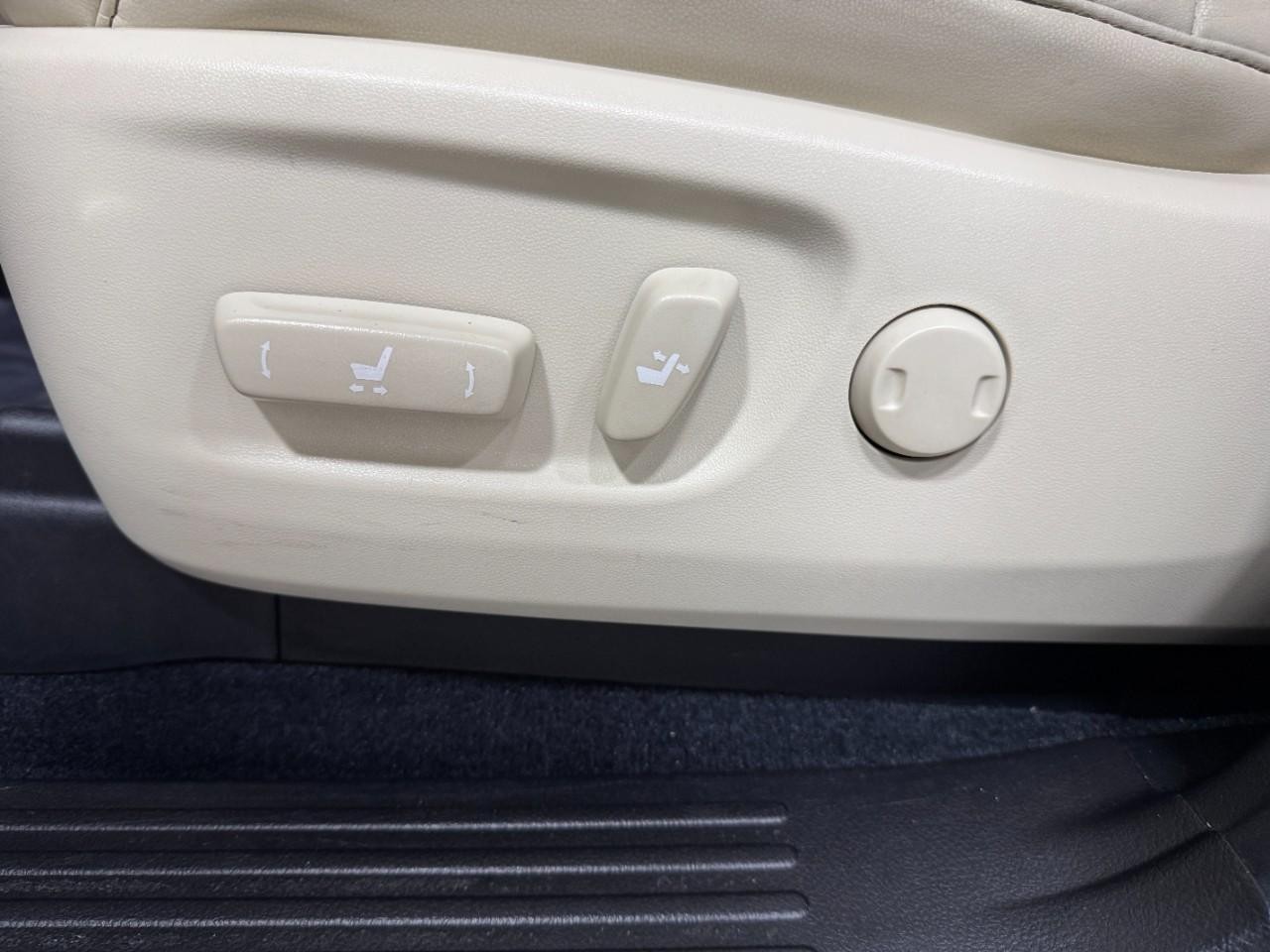 Lexus GX Vehicle Full-screen Gallery Image 31