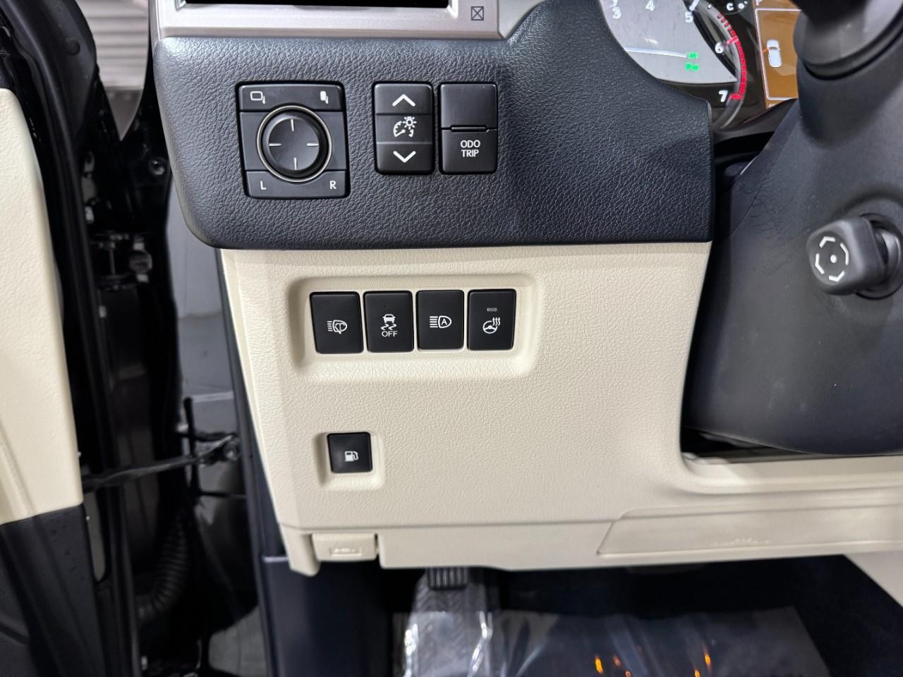 Lexus GX Vehicle Full-screen Gallery Image 32