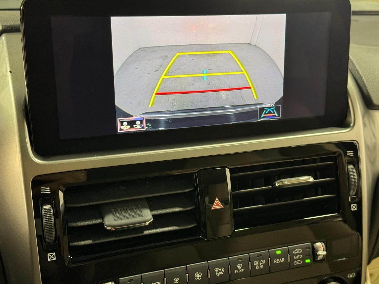 Lexus GX Vehicle Full-screen Gallery Image 37