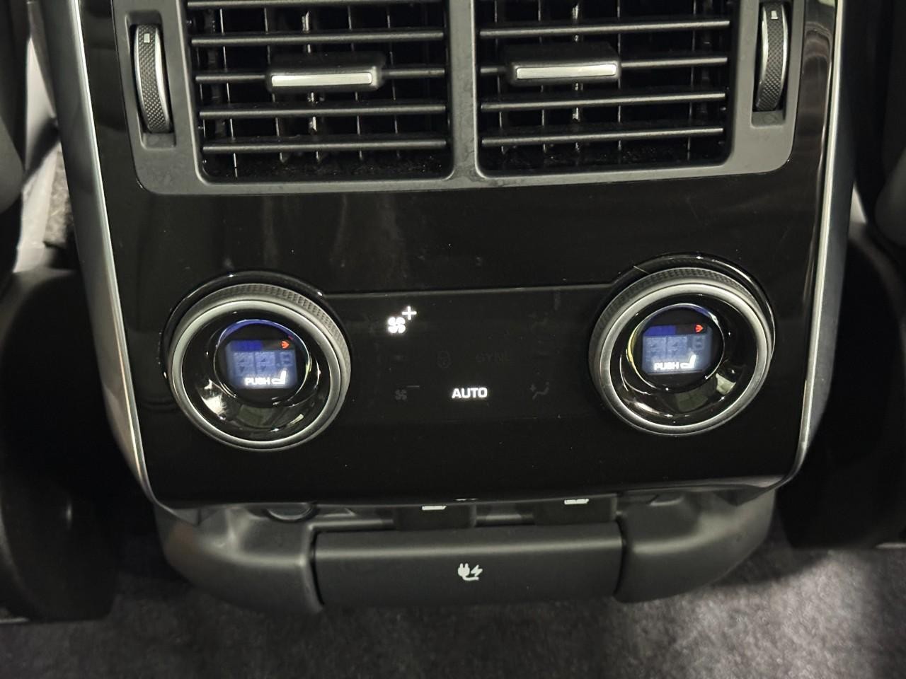 Land Rover Range Rover Sport Vehicle Full-screen Gallery Image 11