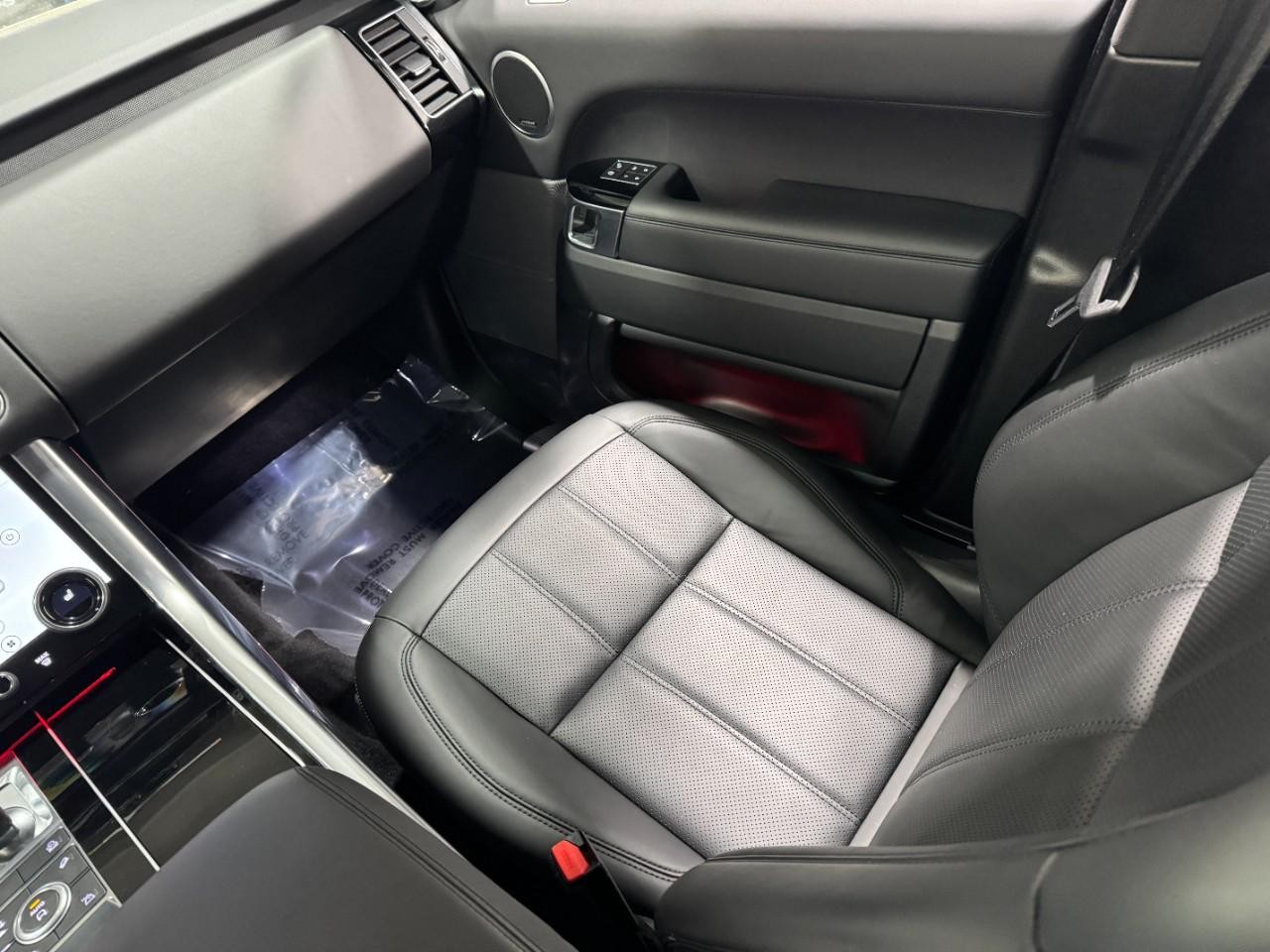 Land Rover Range Rover Sport Vehicle Full-screen Gallery Image 18