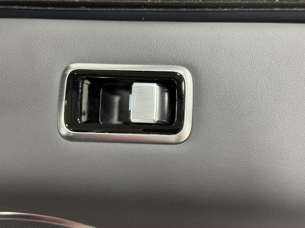 Land Rover Range Rover Sport Vehicle Full-screen Gallery Image 22