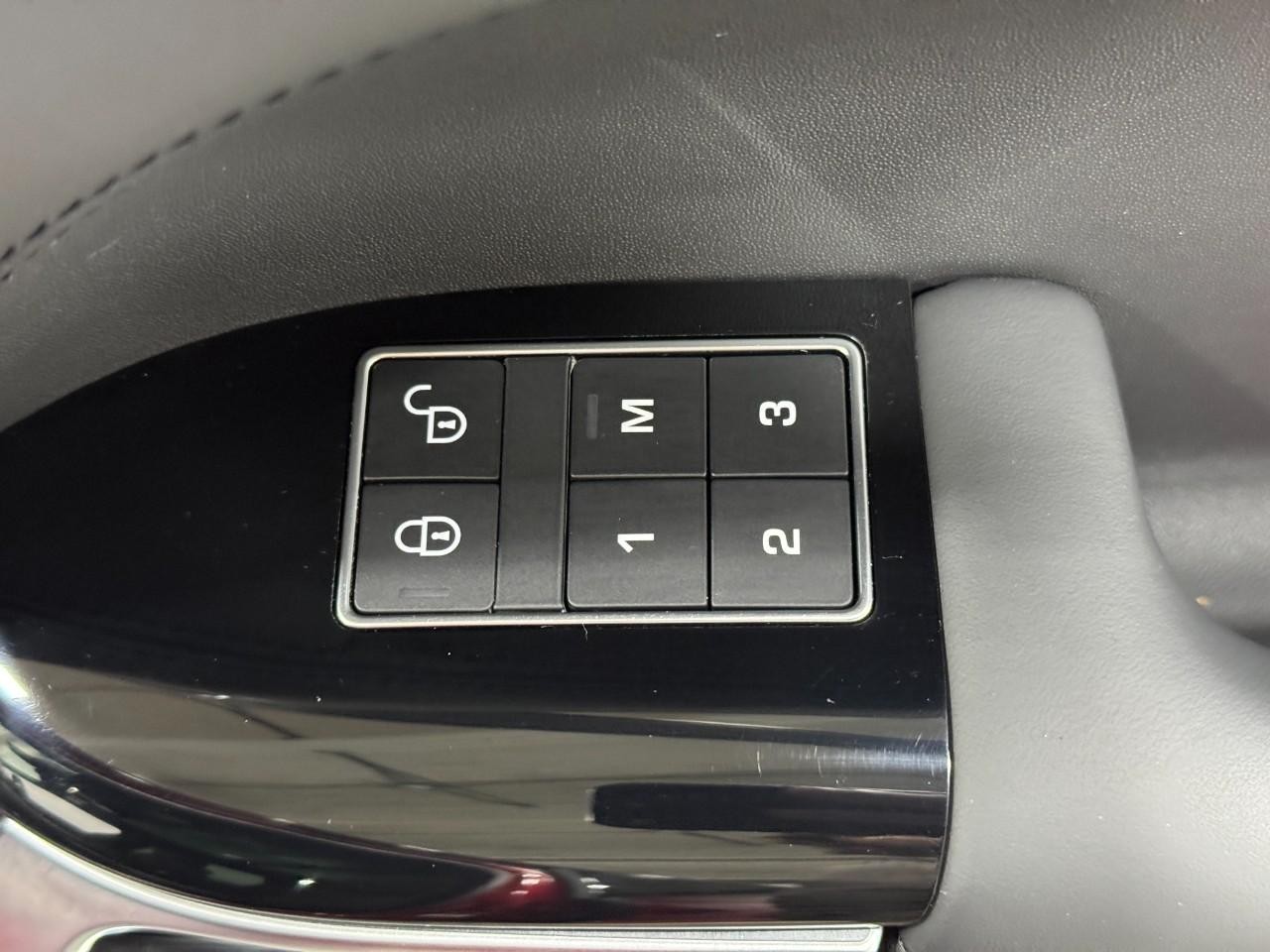 Land Rover Range Rover Sport Vehicle Full-screen Gallery Image 23