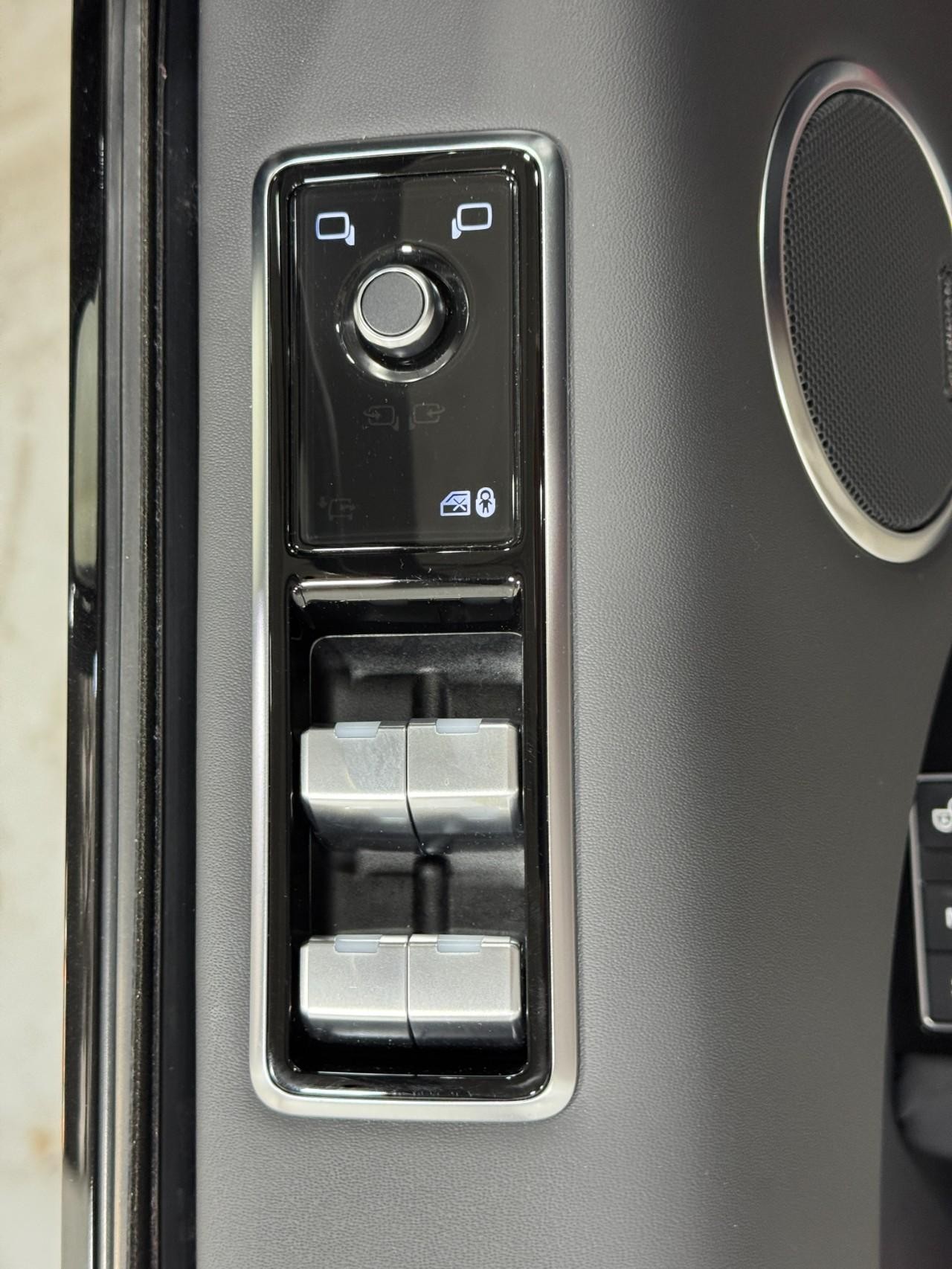 Land Rover Range Rover Sport Vehicle Full-screen Gallery Image 24