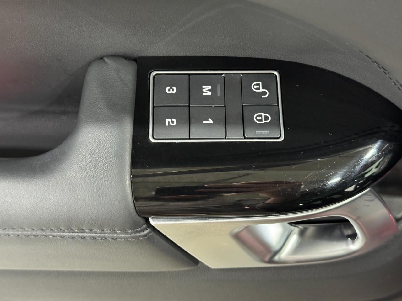 Land Rover Range Rover Sport Vehicle Full-screen Gallery Image 26