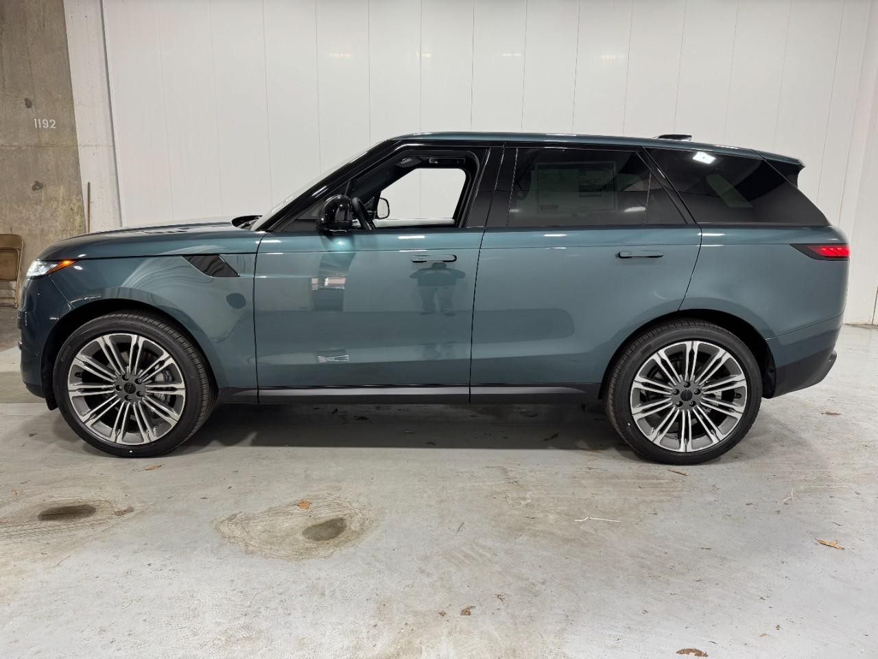 Land Rover Range Rover Sport Vehicle Full-screen Gallery Image 2