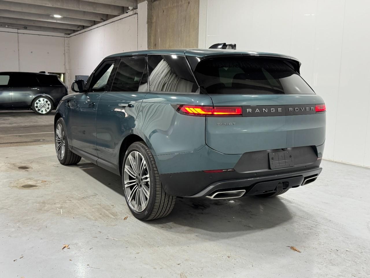 Land Rover Range Rover Sport Vehicle Full-screen Gallery Image 3