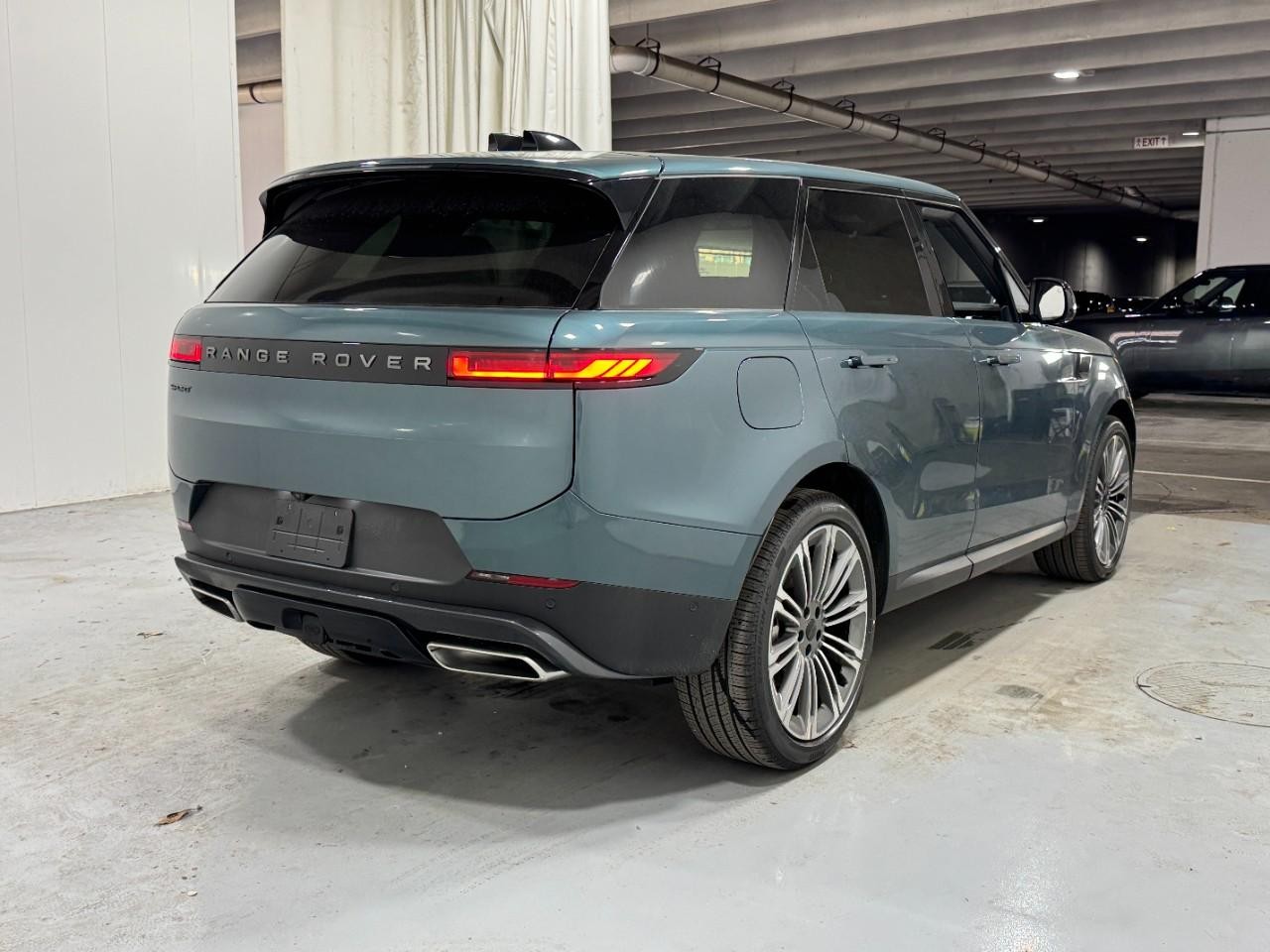 Land Rover Range Rover Sport Vehicle Full-screen Gallery Image 4