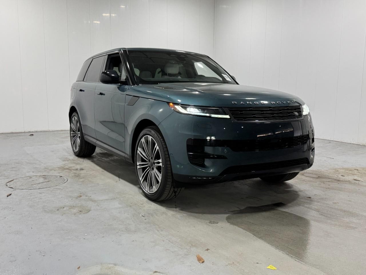 Land Rover Range Rover Sport Vehicle Full-screen Gallery Image 6