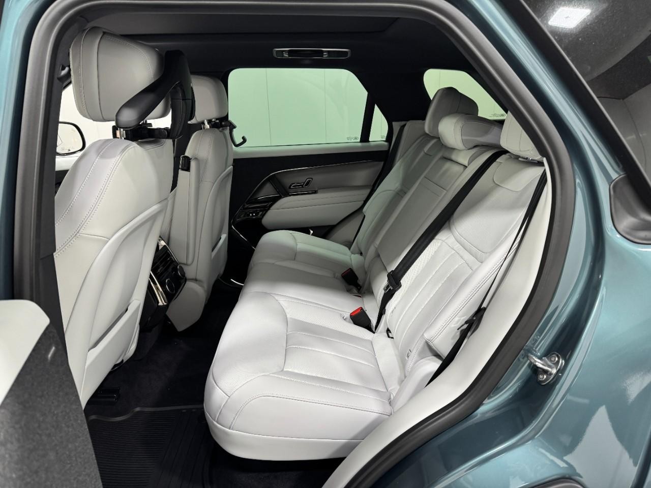 Land Rover Range Rover Sport Vehicle Full-screen Gallery Image 8