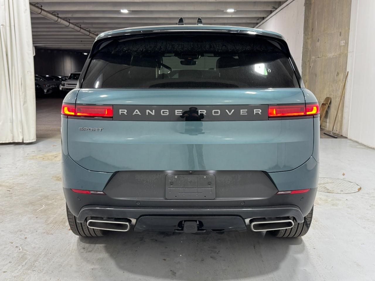 Land Rover Range Rover Sport Vehicle Full-screen Gallery Image 9