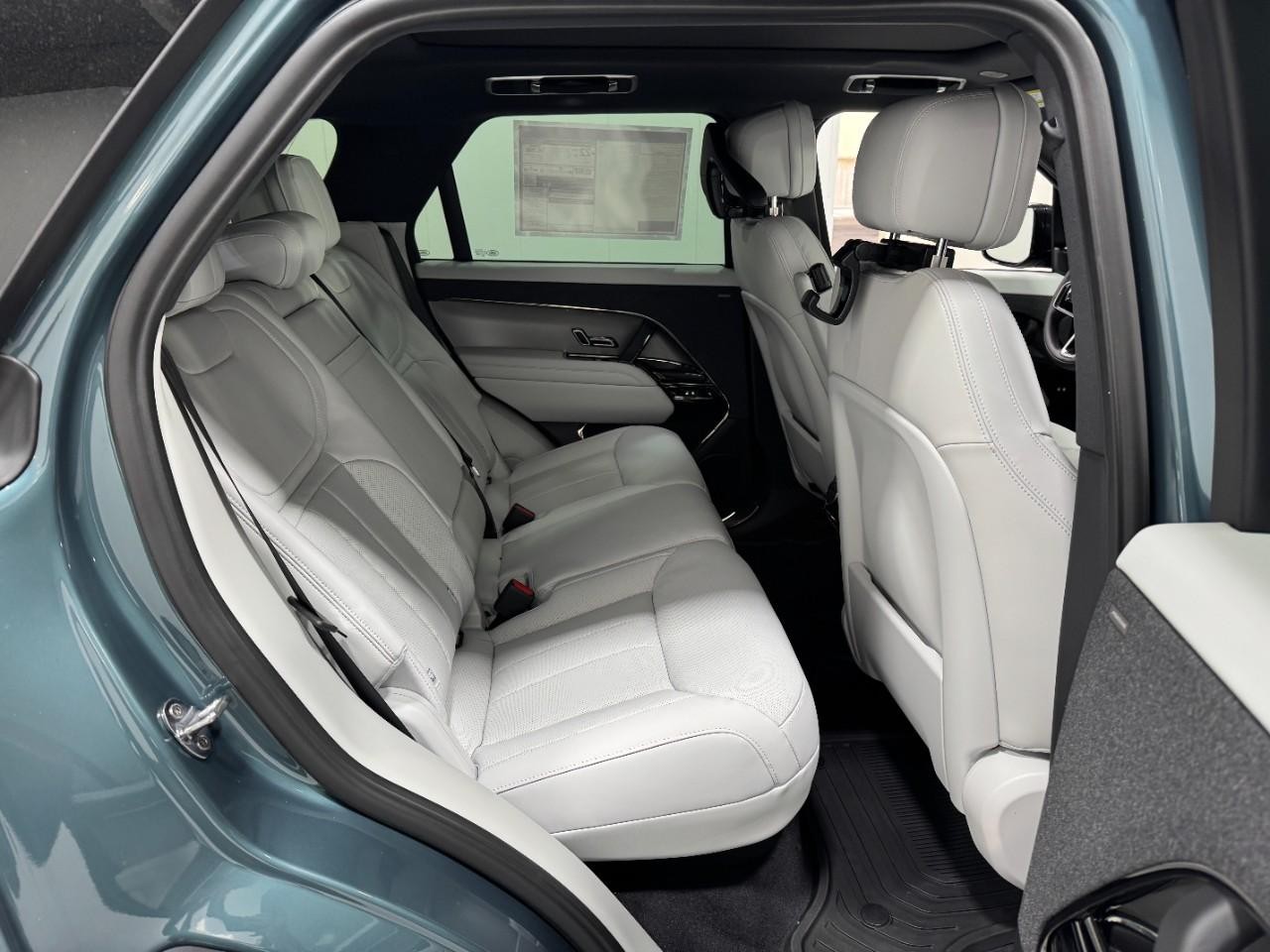 Land Rover Range Rover Sport Vehicle Full-screen Gallery Image 10