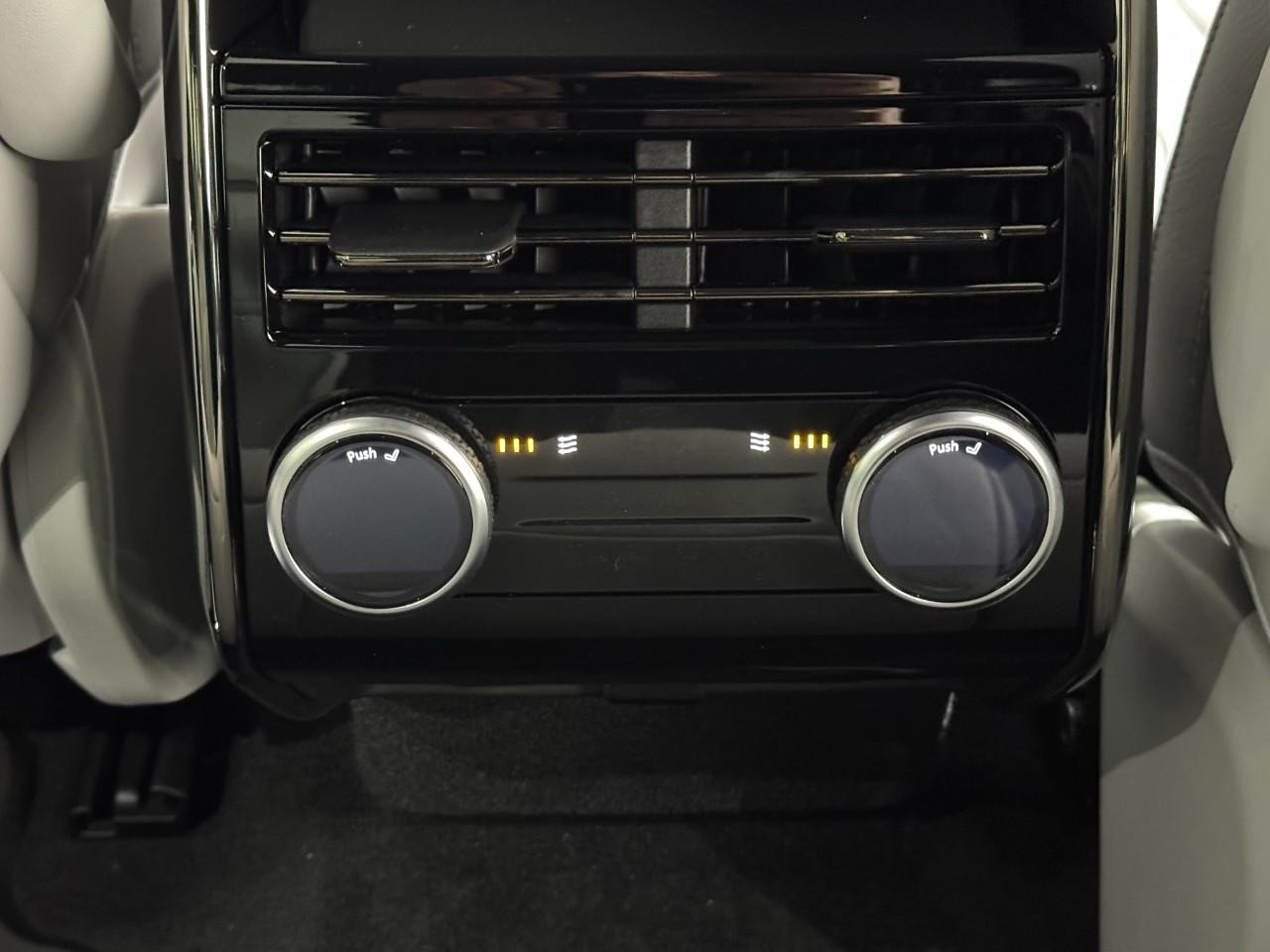 Land Rover Range Rover Sport Vehicle Full-screen Gallery Image 11