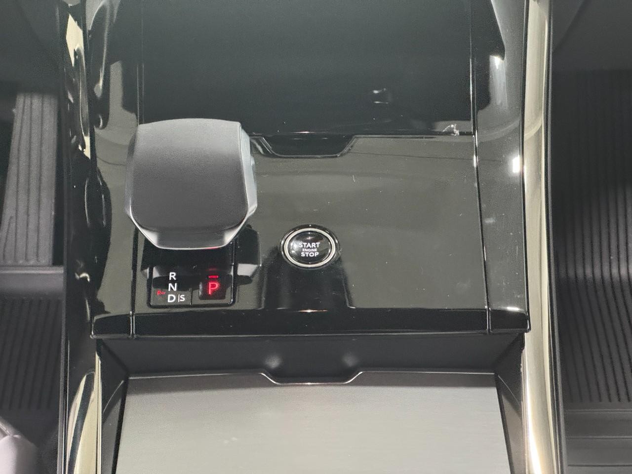 Land Rover Range Rover Sport Vehicle Full-screen Gallery Image 16