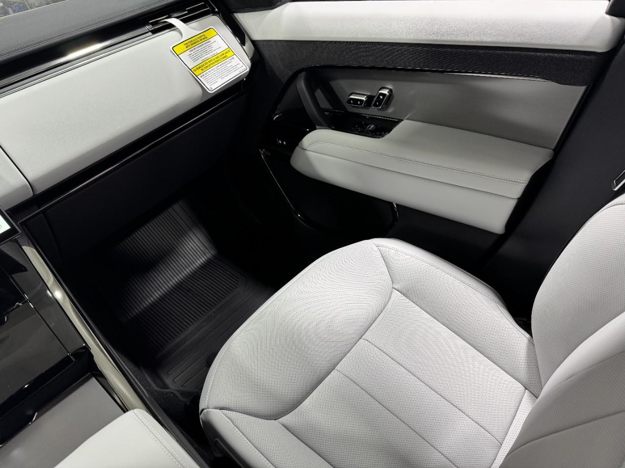 Land Rover Range Rover Sport Vehicle Full-screen Gallery Image 17