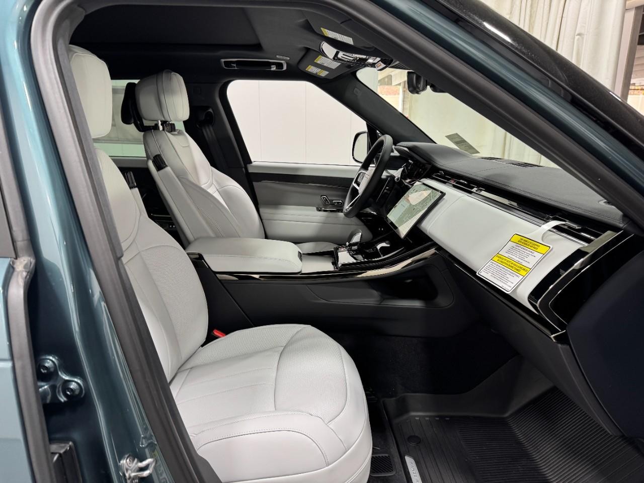 Land Rover Range Rover Sport Vehicle Full-screen Gallery Image 18