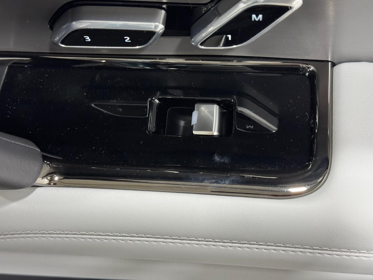 Land Rover Range Rover Sport Vehicle Full-screen Gallery Image 21