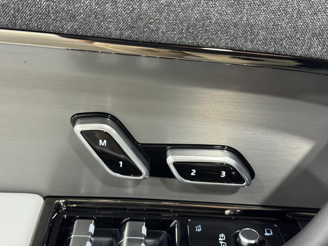 Land Rover Range Rover Sport Vehicle Full-screen Gallery Image 24