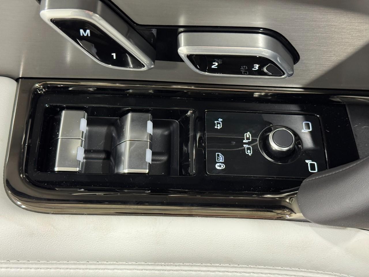 Land Rover Range Rover Sport Vehicle Full-screen Gallery Image 25