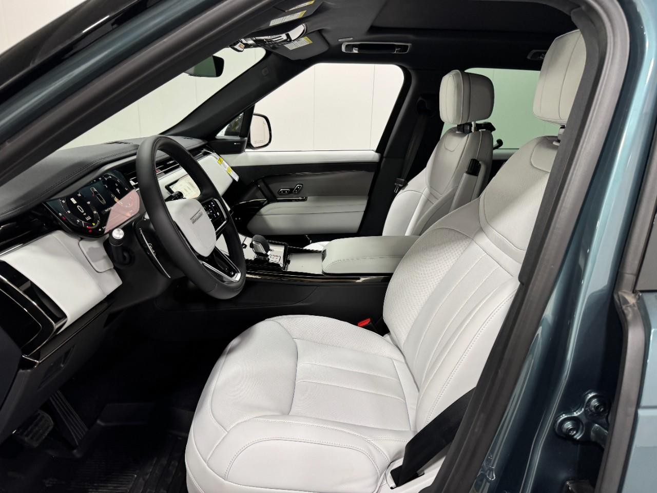 Land Rover Range Rover Sport Vehicle Full-screen Gallery Image 27