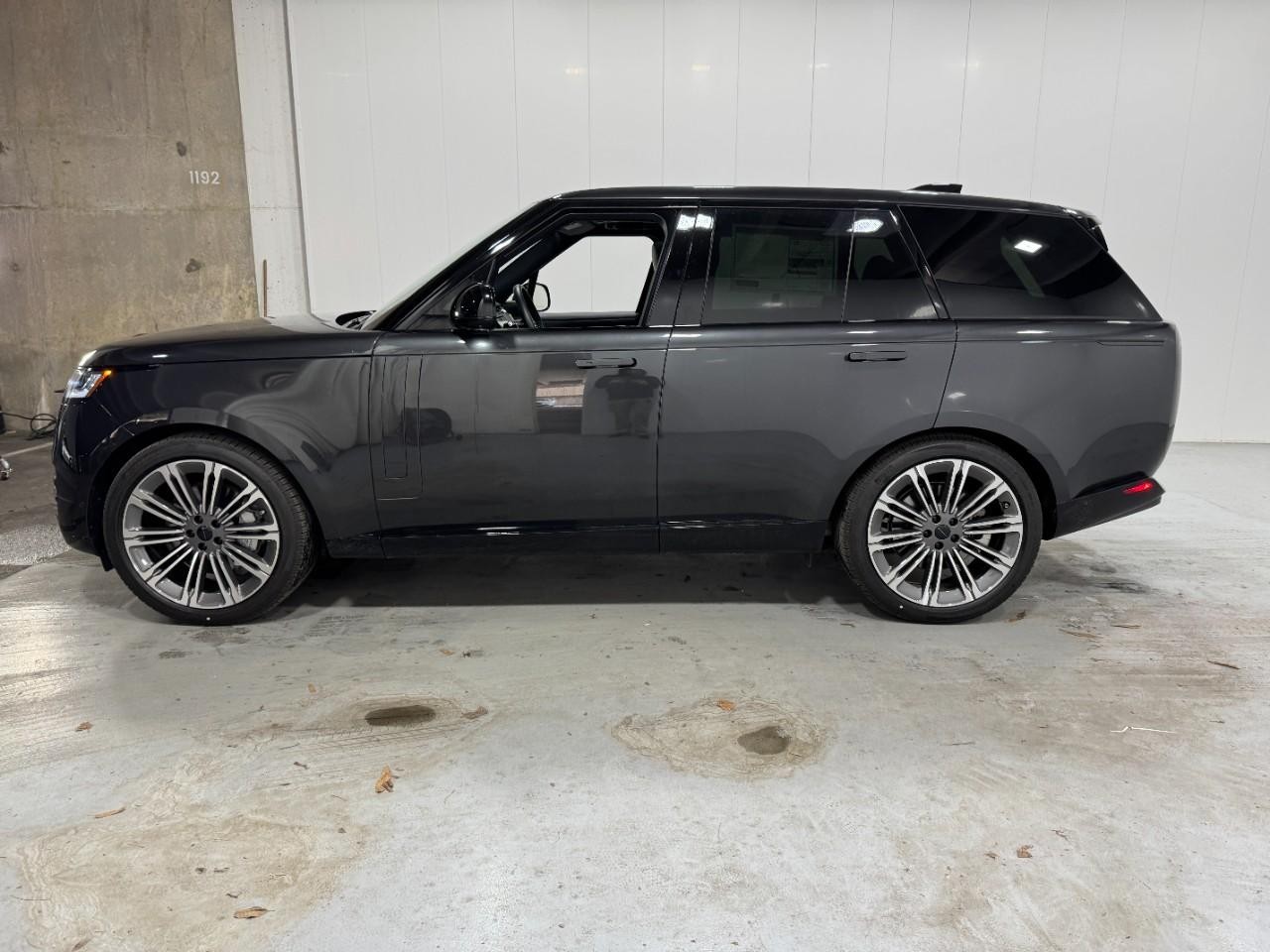 Land Rover Range Rover Vehicle Full-screen Gallery Image 2