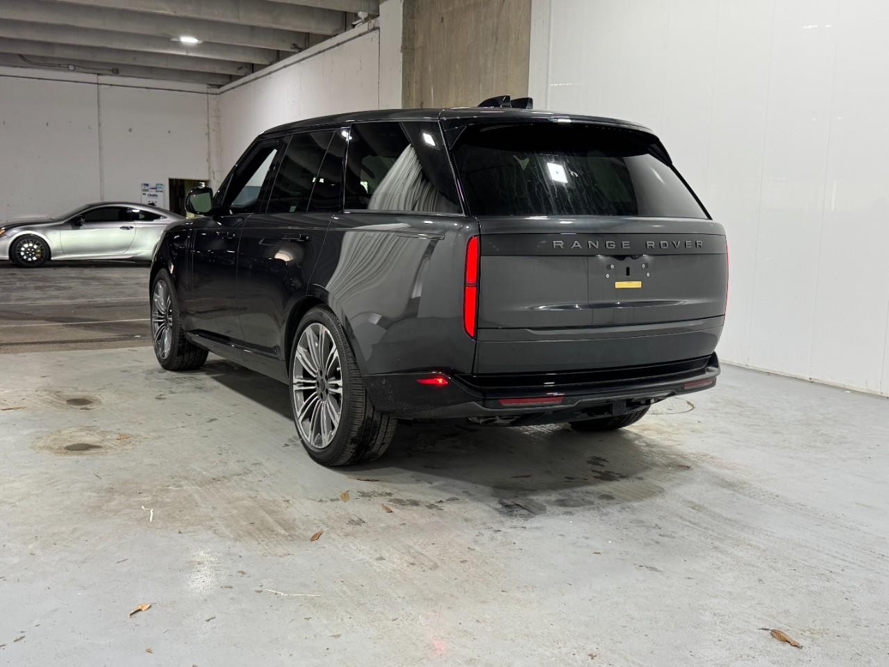 Land Rover Range Rover Vehicle Full-screen Gallery Image 3