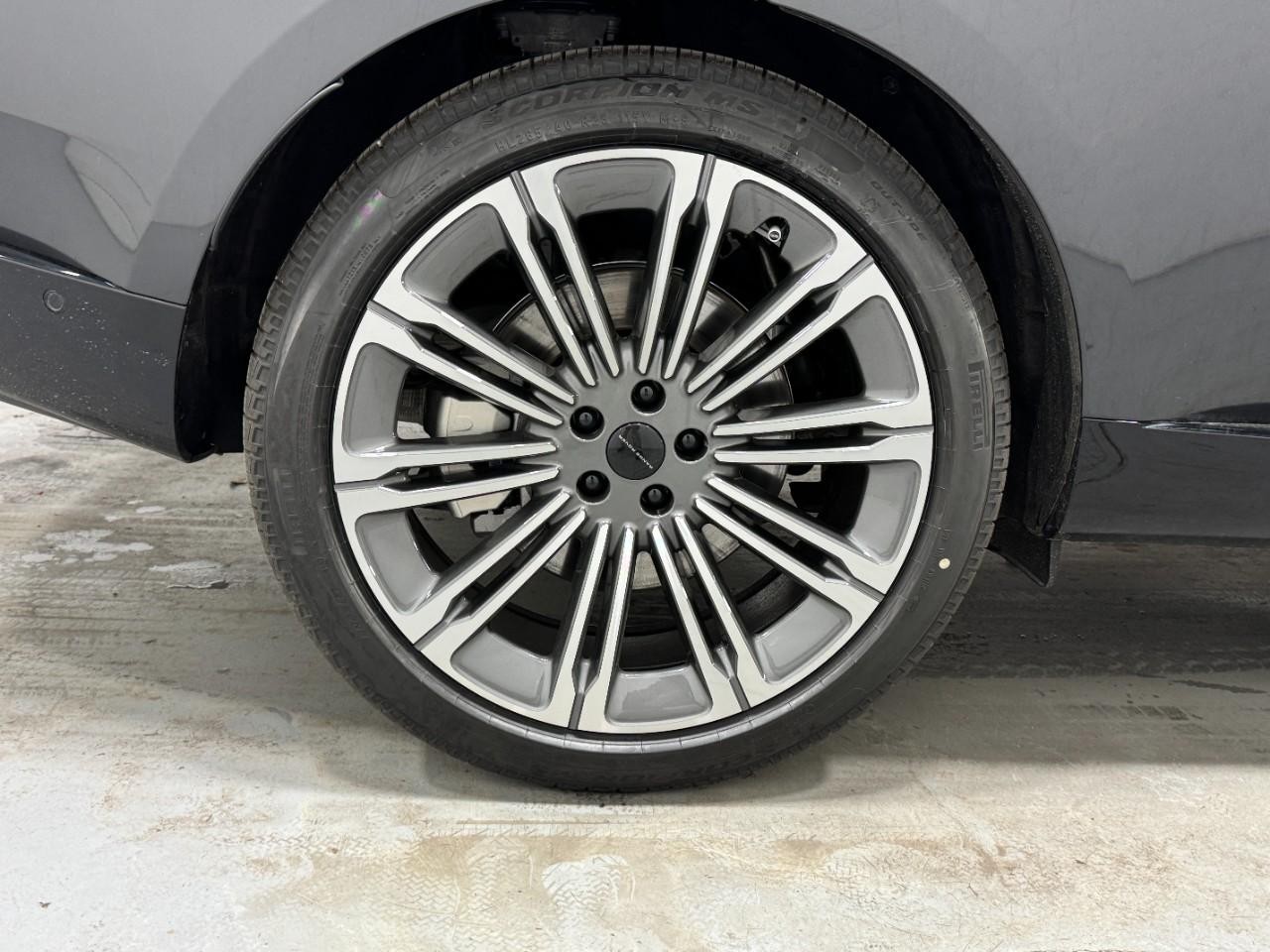 Land Rover Range Rover Vehicle Full-screen Gallery Image 5