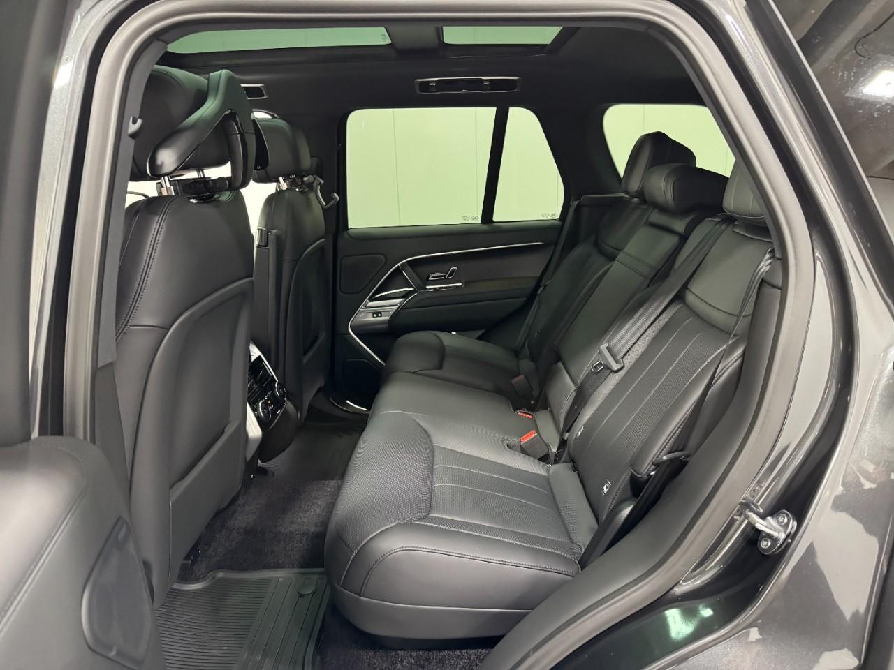 Land Rover Range Rover Vehicle Full-screen Gallery Image 8